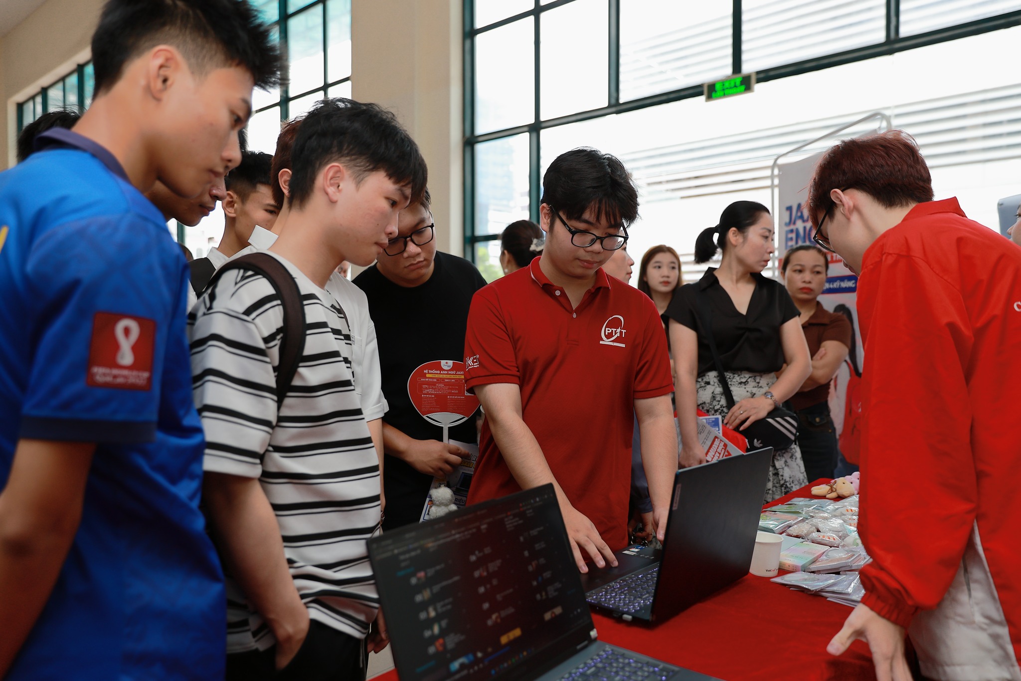 Học sinh và phụ huynh hào hứng trải nghiệm các gian hàng laptop, phòng trọ, câu lạc bộ sinh viên