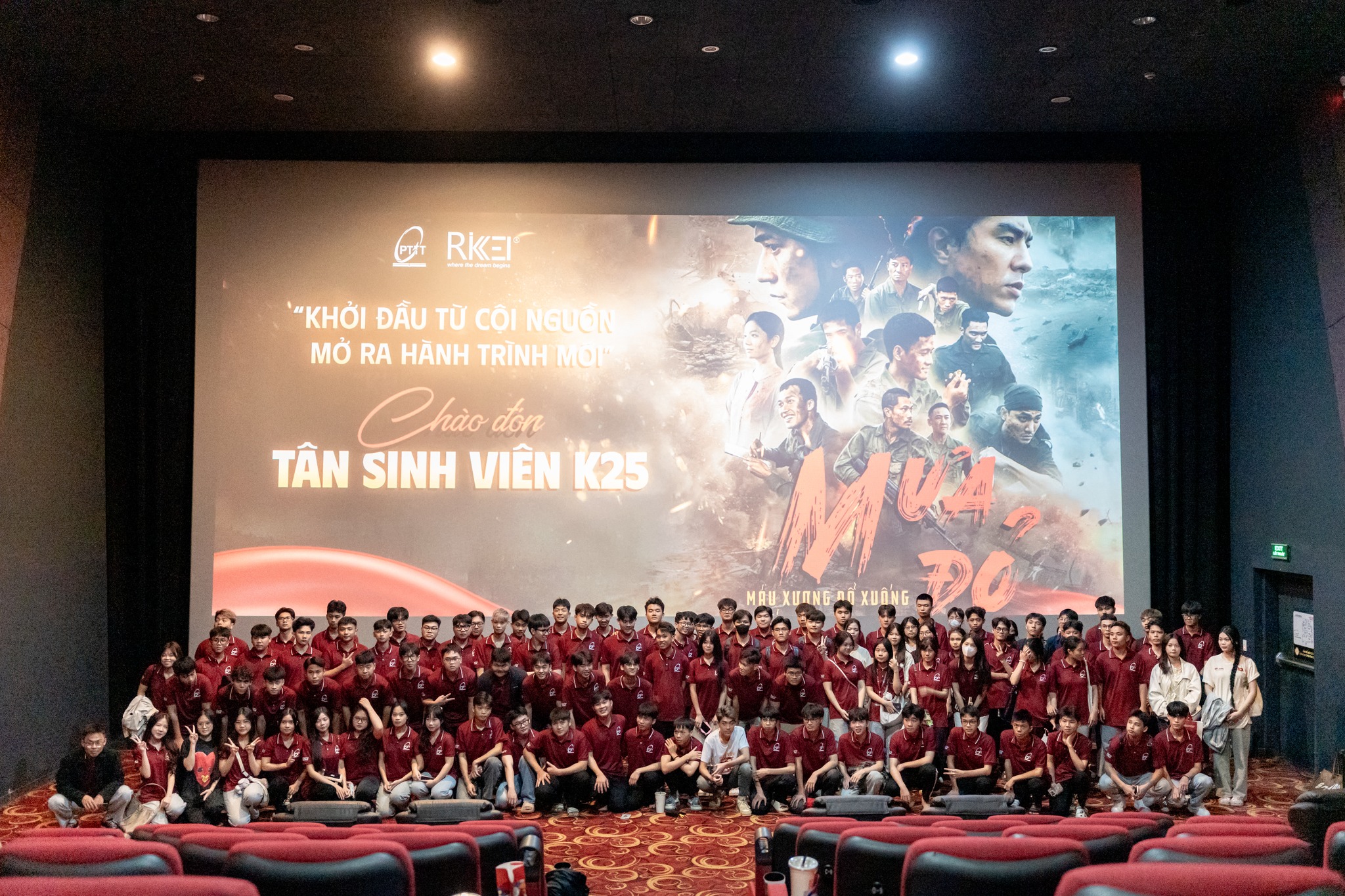 Hơn 500 tân sinh viên PTIT – Rikkeisoft xúc động khi xem phim “Mưa đỏ” trong Tuần lễ định hướng